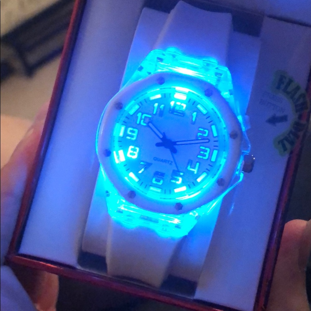 Color changing watch - Picture 3 of 4